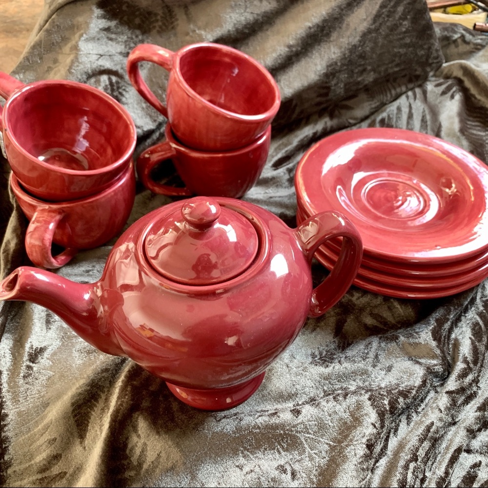 Pottery barn Sausalito saucer set w/ teapot
